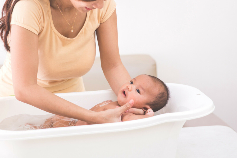 Mutter, die ihr Kind badet